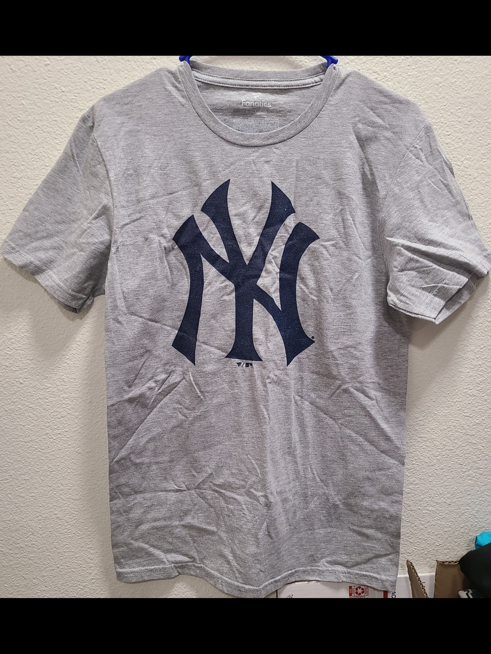 Fanatics Mens Gray T-Shirt with Navy New York Yankees Logo